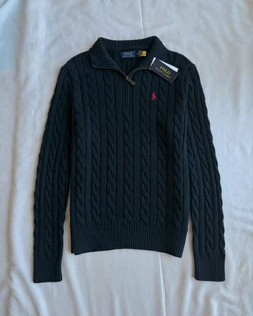 Dunkelblauer Strickpullover mit Viertelreißverschluss