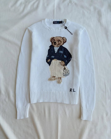 White round neck sweater with bear