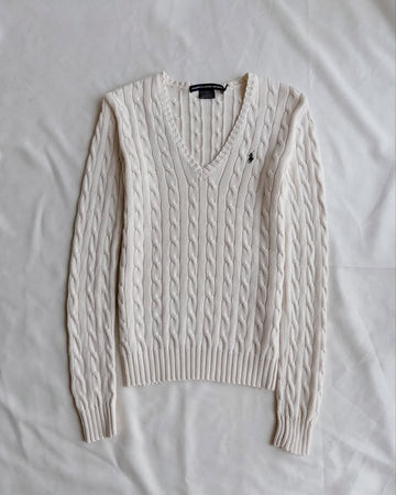 Cremeweißer Strickpullover mit V-Ausschnitt