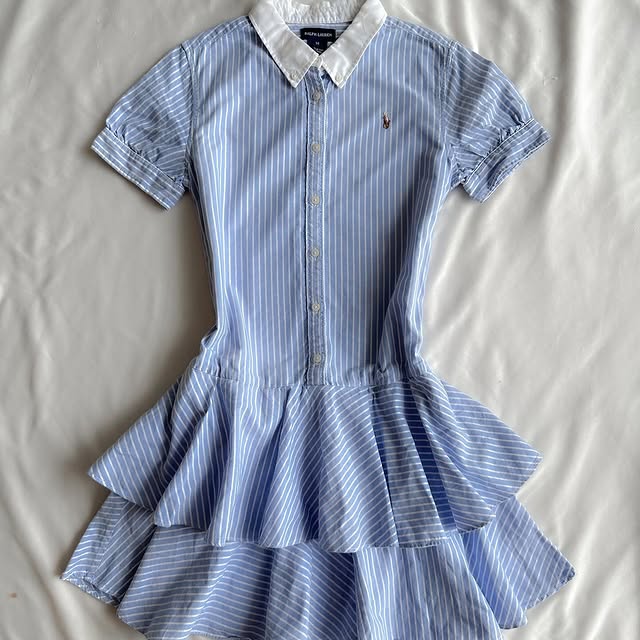 Blau-weiß gestreiftes Kurzarmkleid
