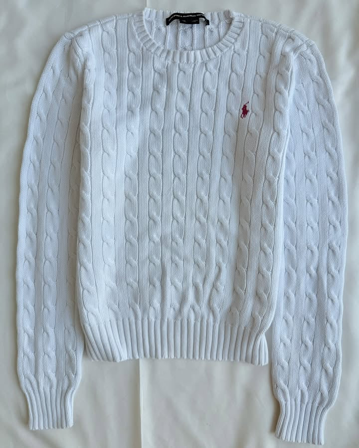 White round neck knit sweater