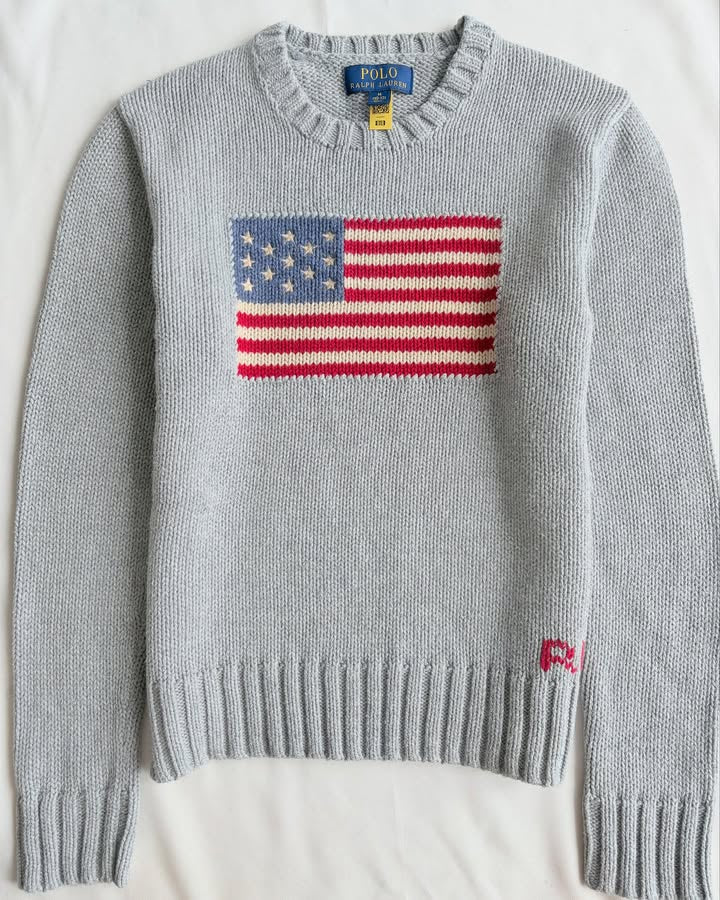 Grey round neck knit sweater with EEUU flag