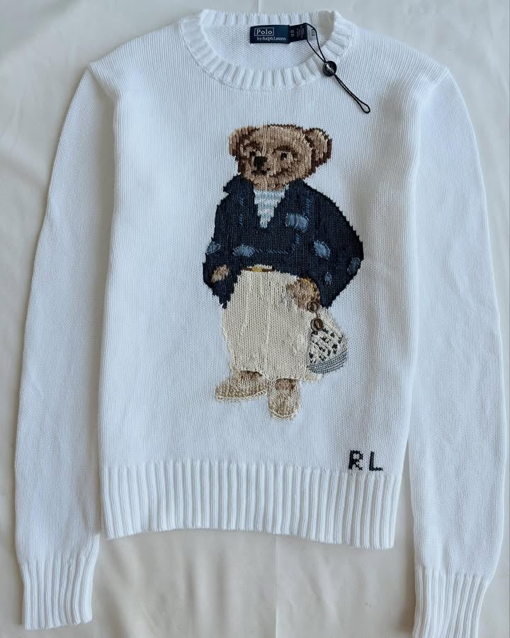 White round neck sweater with bear