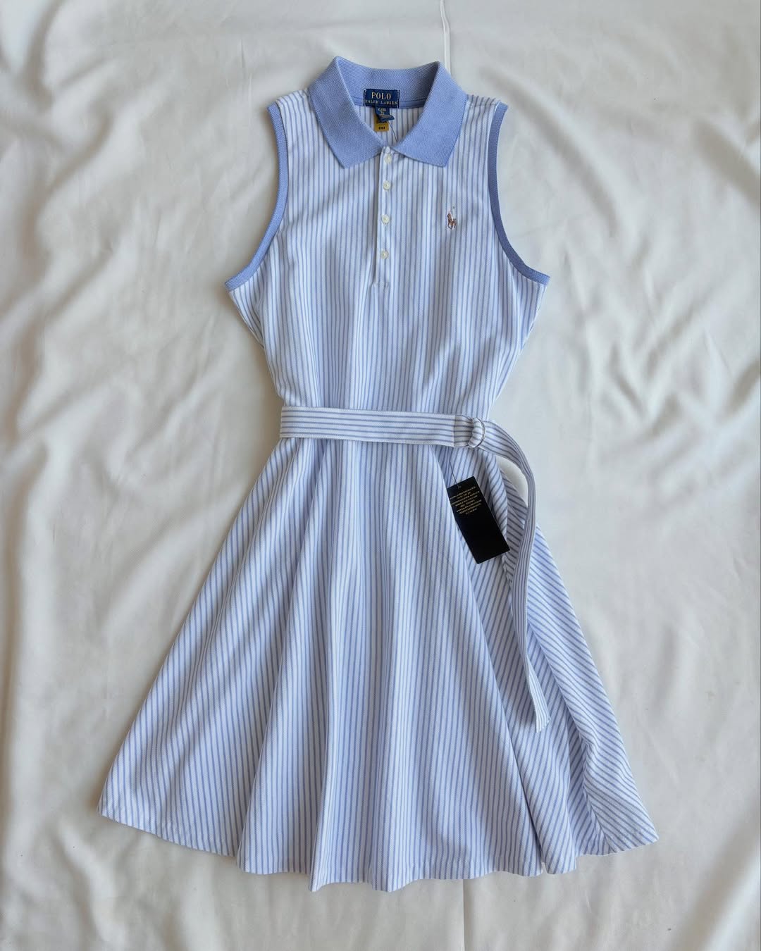 Blau-weiß gestreiftes ärmelloses Kleid