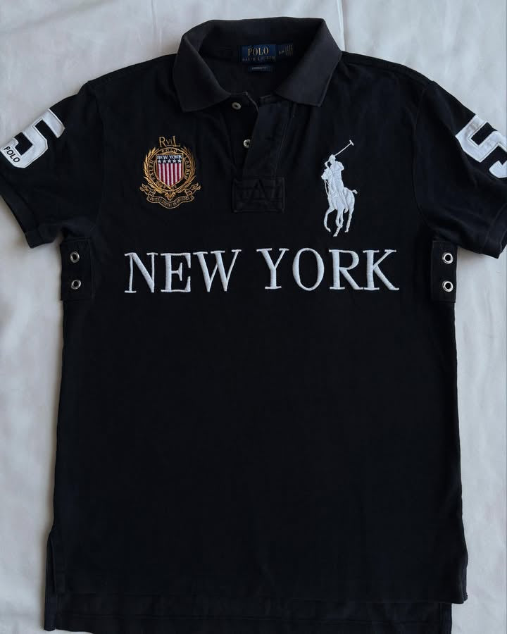 Polo noir avec motifs brodés