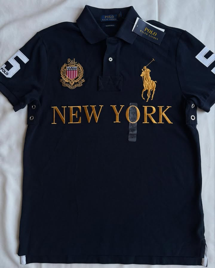 Polo bleu foncé avec motifs brodés