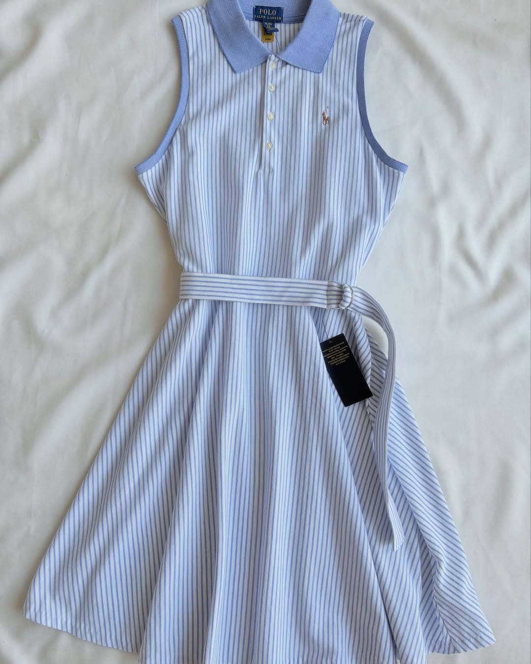 Blau-weiß gestreiftes ärmelloses Kleid