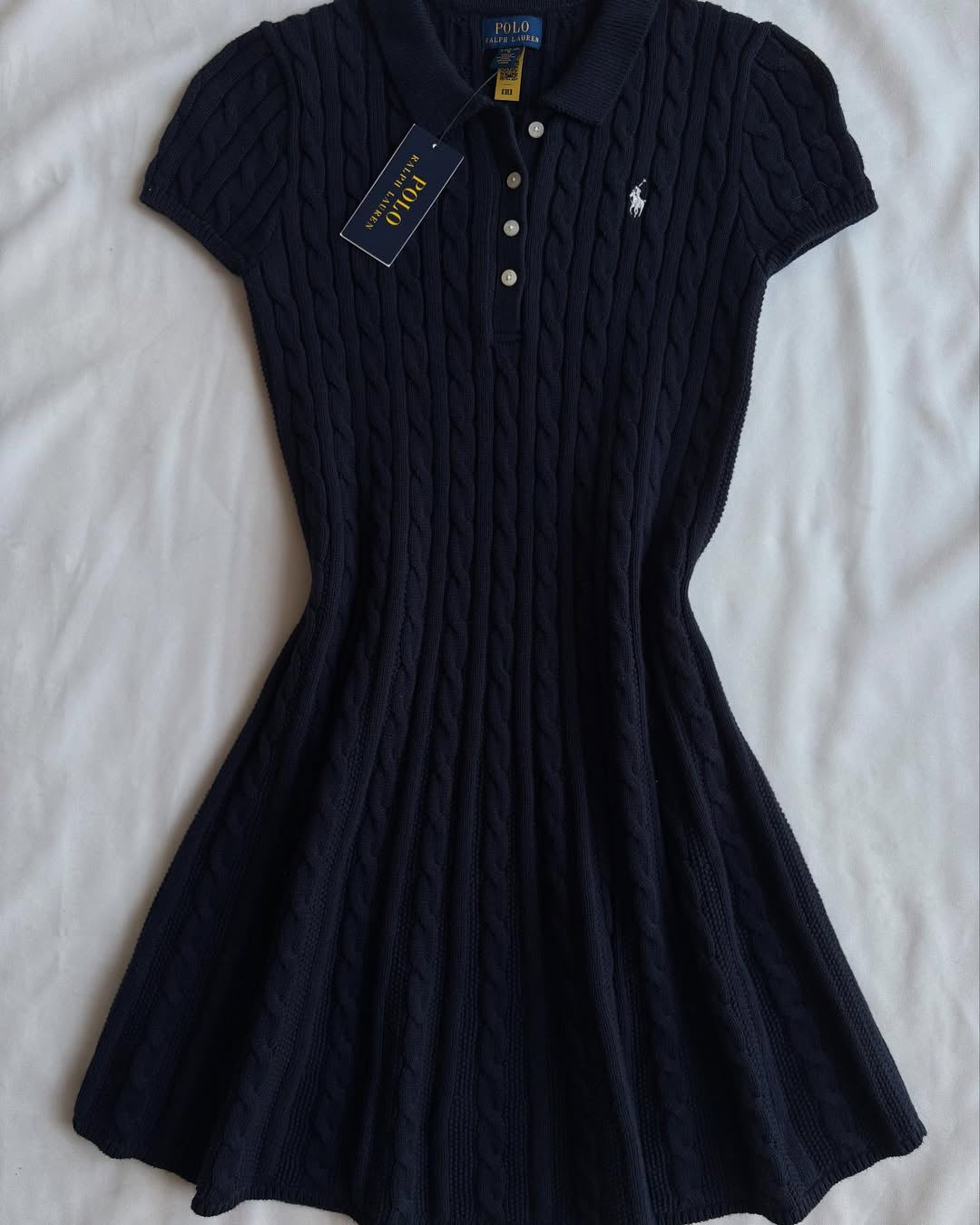 Dunkelblaues kurzärmliges Strickkleid