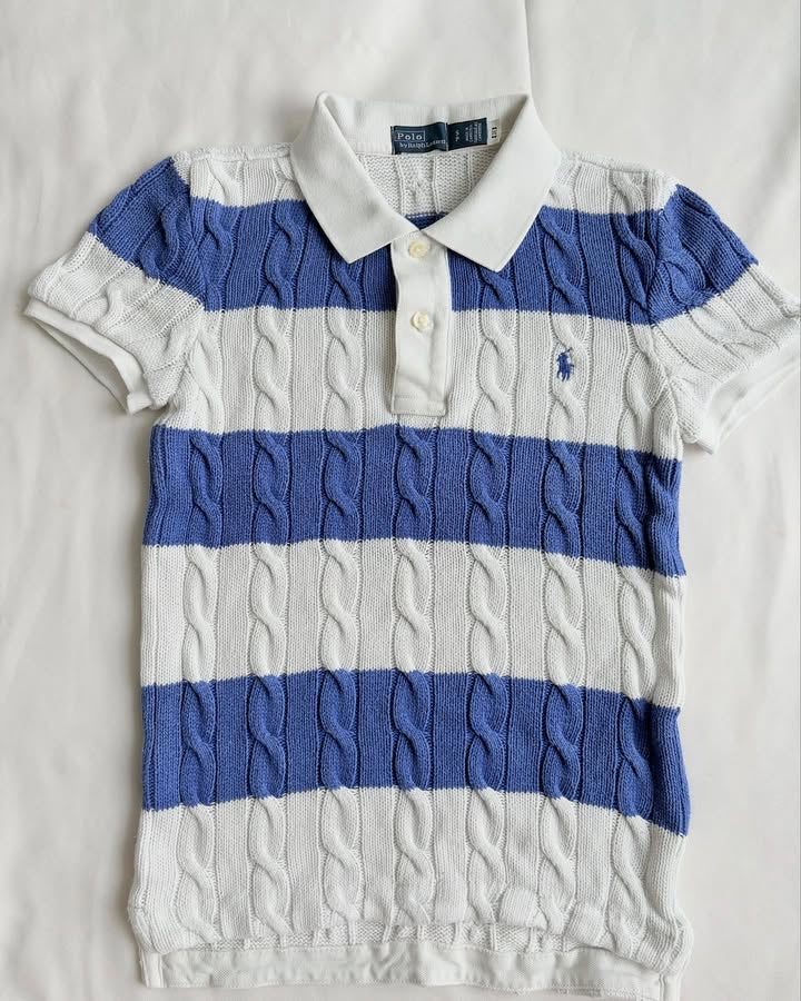 Polo en tricot à rayures blanches et bleues