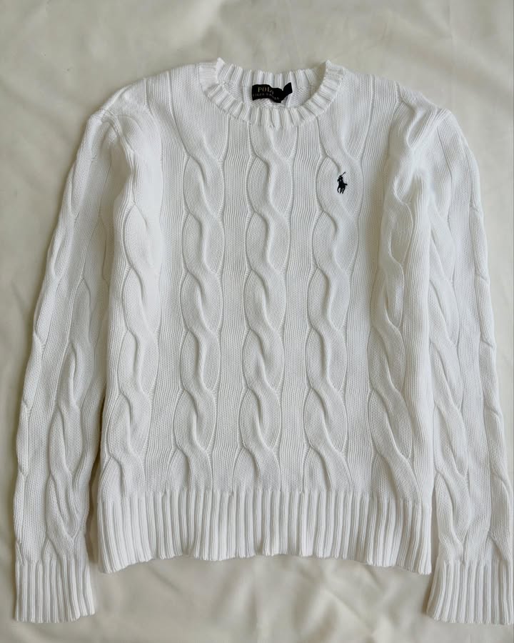 White round neck knit sweater